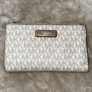 Michael Kors Adele Logo Smartphone Wallet